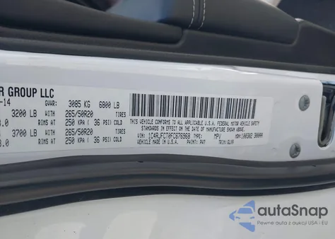 2015 Jeep Grand Cherokee Overland z USA, uszkodzony, nr VIN 1C4RJFCT0FC676968